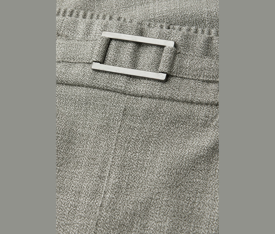 Detail látky Kalhot joggpant Street One se stříbrnou sponou.