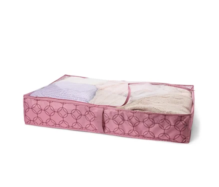 Růžový úložný box pod postel s geometrickým vzorem, vyplněný textiliemi, pod průhledným víkem.