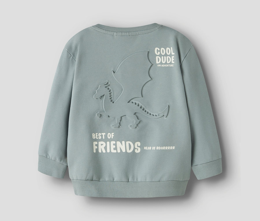 Světle modrá mikina s reliéfním motivem draka a nápisy "COOL DUDE ON ADVENTURE" a "BEST OF FRIENDS HEAR US ROARRRRR".