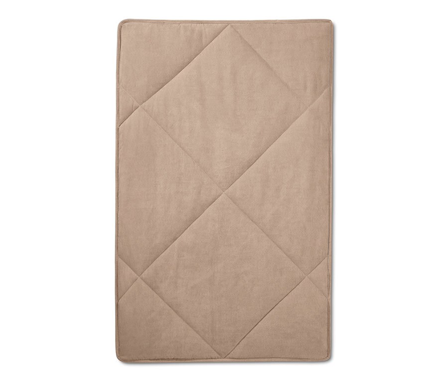 Béžová deka pro psy s prošíváním ve tvaru kosočtverců.