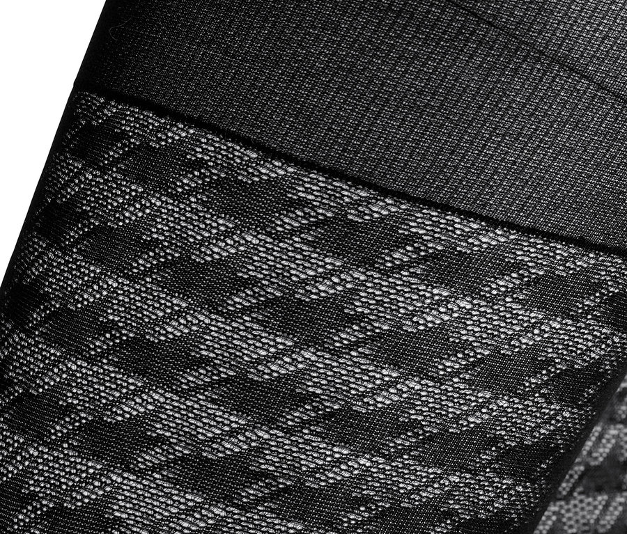 Detailní záběr na trendy punčocháče s kohoutí stopou.