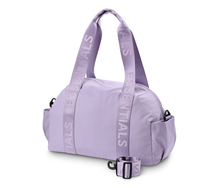 Fialová sportovní taška leží na bílém pozadí.