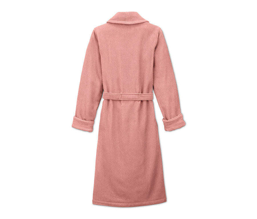 Růžový dámský župan s páskem zezadu.