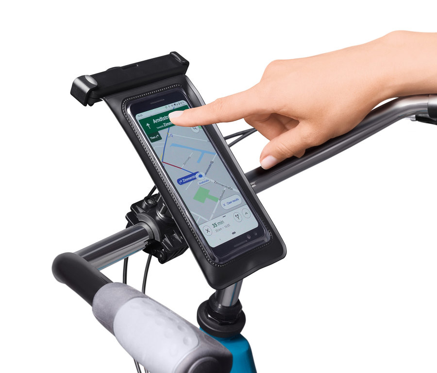 Prst se dotýká smartphonu v držáku smartphonu na kole.