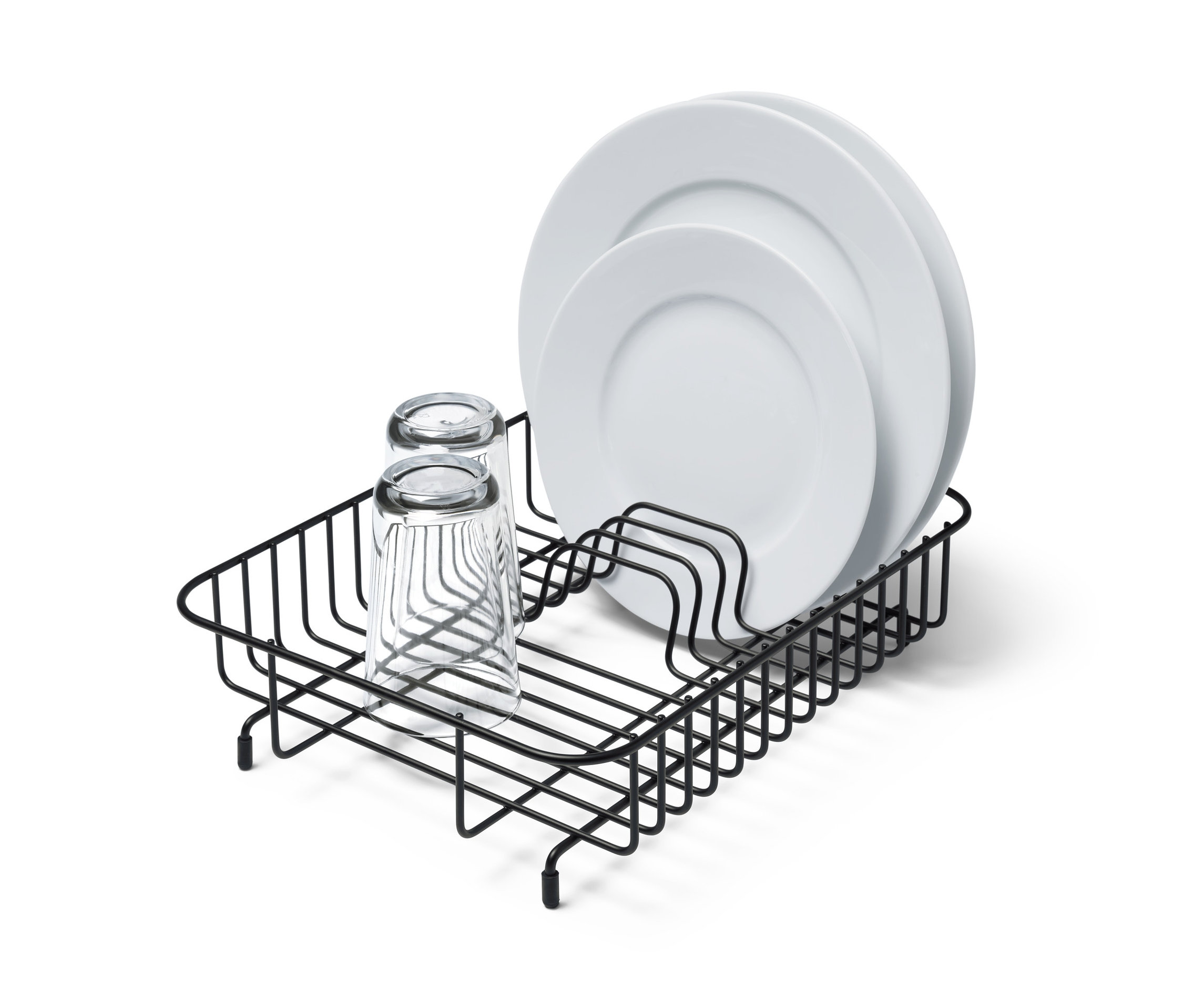 Černé odkapávače na nádobí s bílými talíři a sklenicemi.
