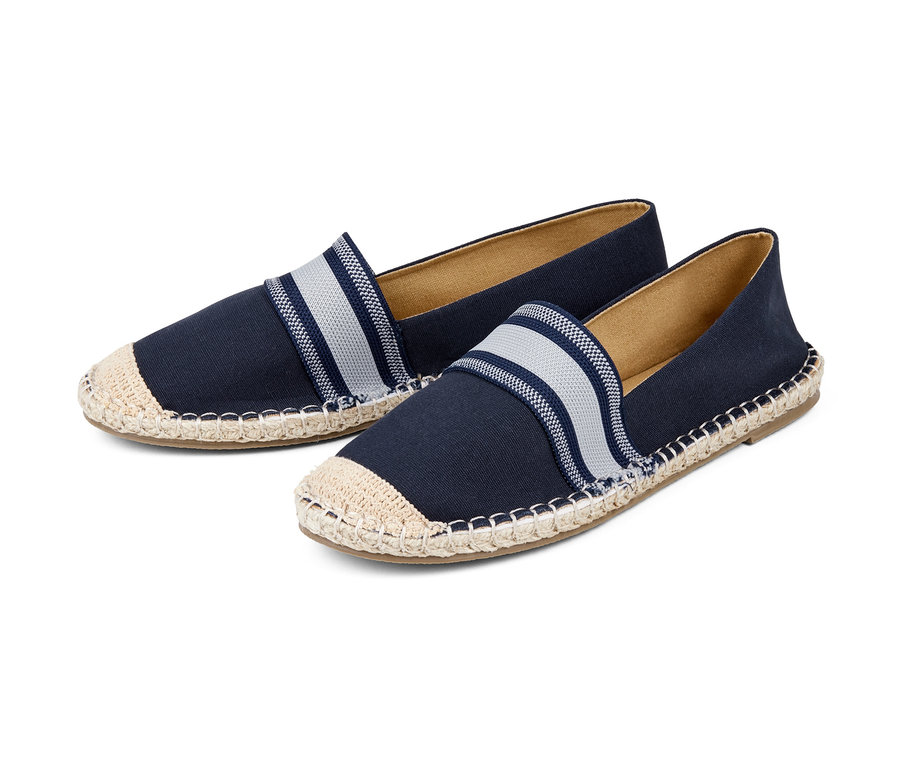 Dvě tmavě modré espadrilky.