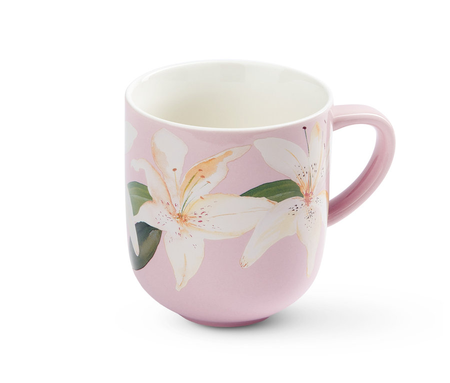 Detail růžového hrnku s květinovým vzorem.