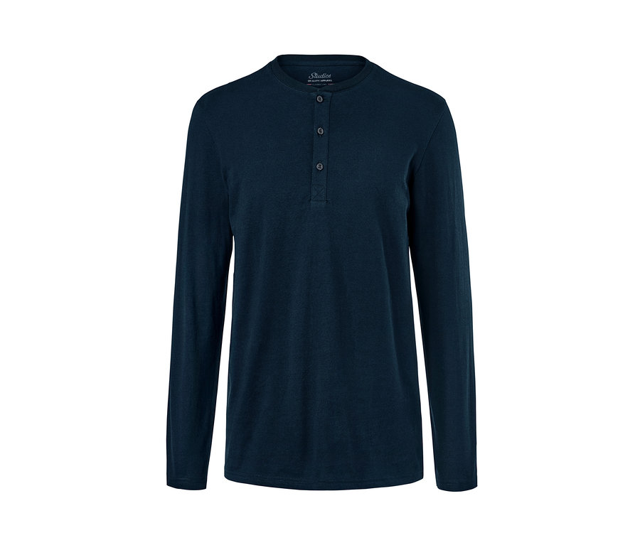 Tmavě modré pyžamo s tkanými kalhotami s dlouhým rukávem a knoflíčky.