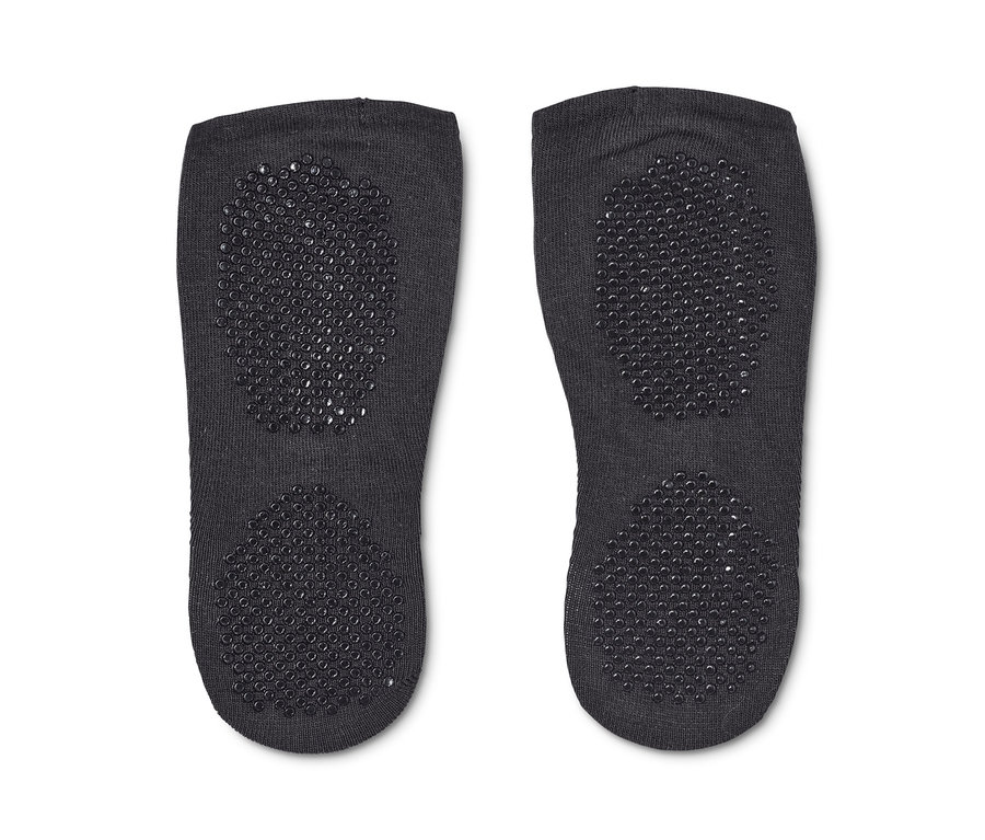 Dva šedé páry ponožek na jógu s protiskluzovou podrážkou.