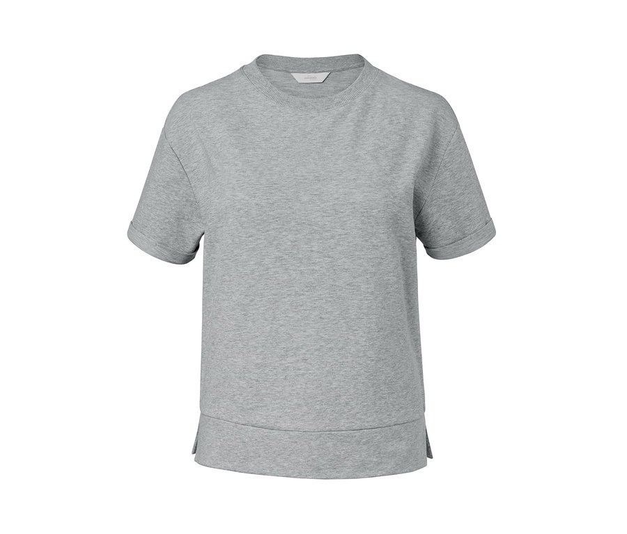 Šedý top z domácí soupravy se šortkami.