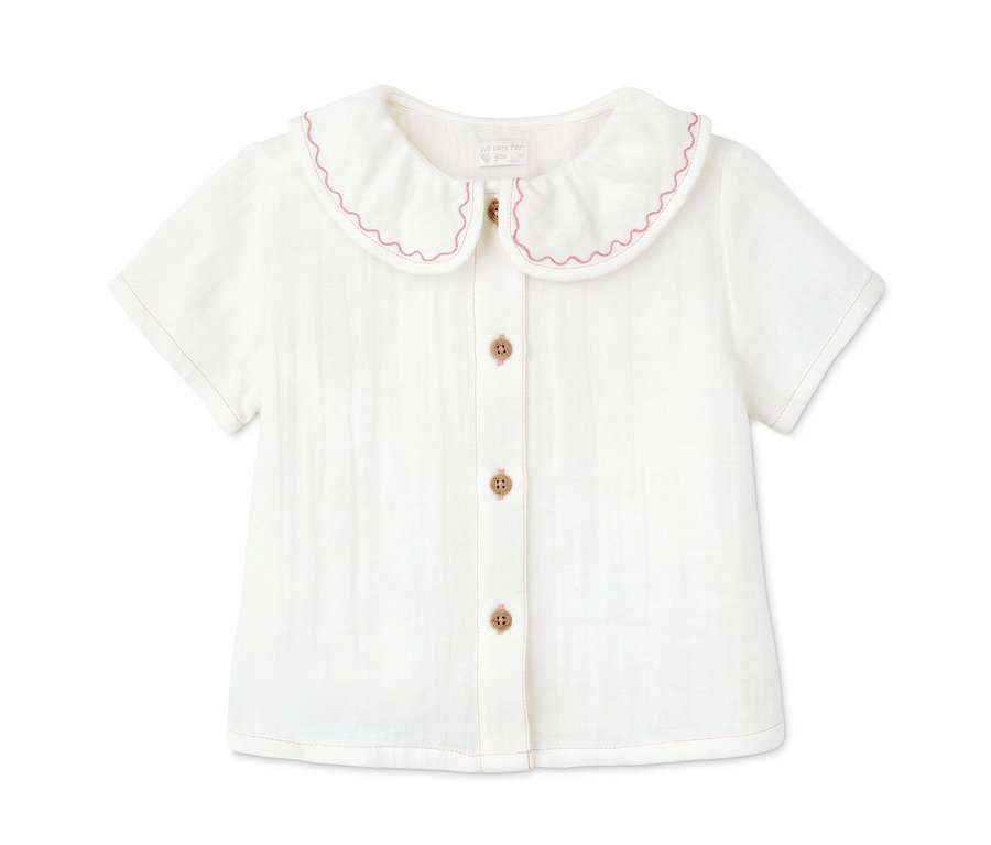 Bavlněná košilka s krátkým rukávem s ozdobným lemem.