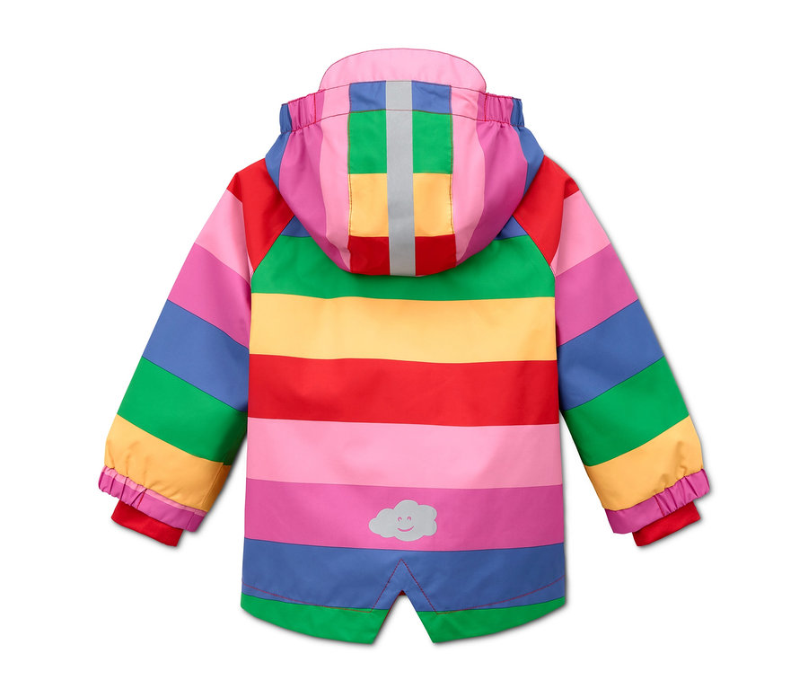 Detailní pohled zezadu na bundu do deště z recyklovaného materiálu s kapucí a vodorovnými pruhy v barvách duhy.