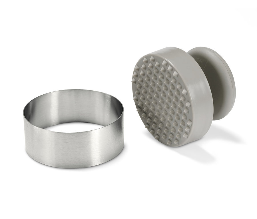 Nerezový prstenec a šedý lis na hamburgery.