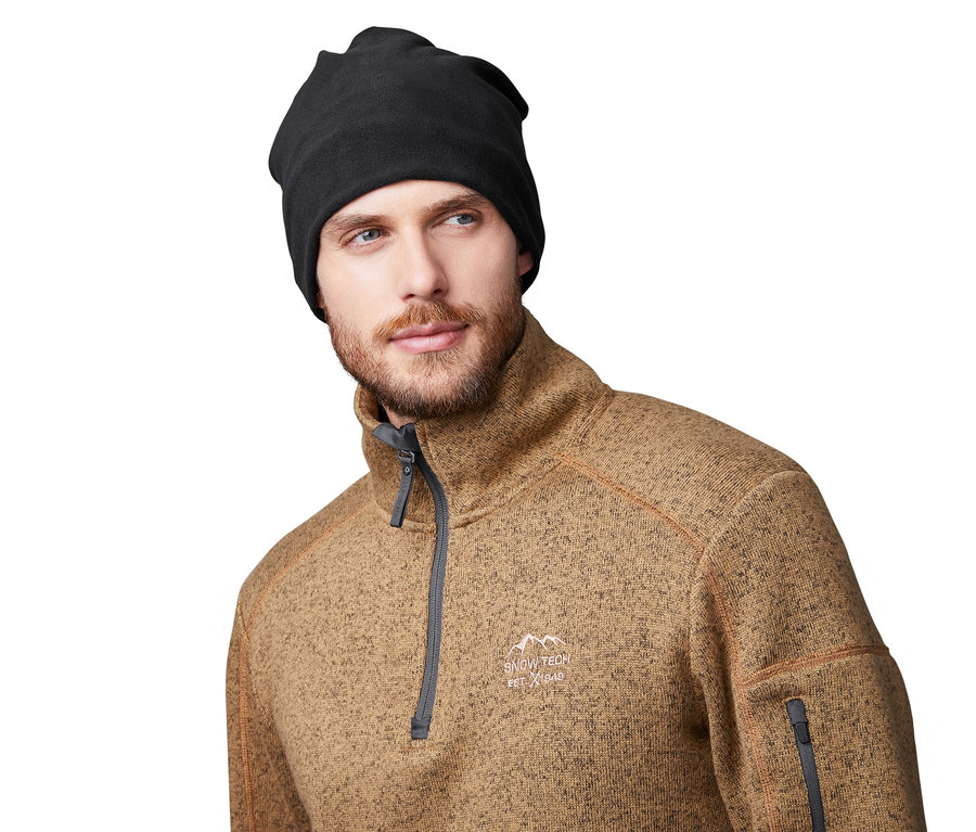 Muž nosí černou multifunkční šálu a čepici.