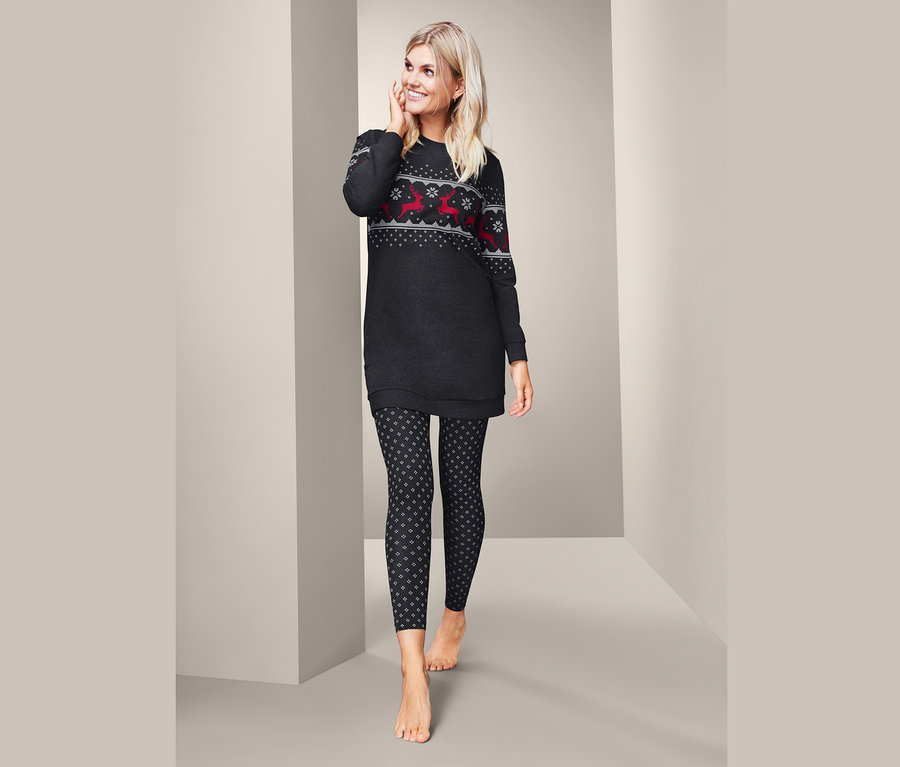 Blonďatá žena má na sobě pyžamo s vánočním motivem.