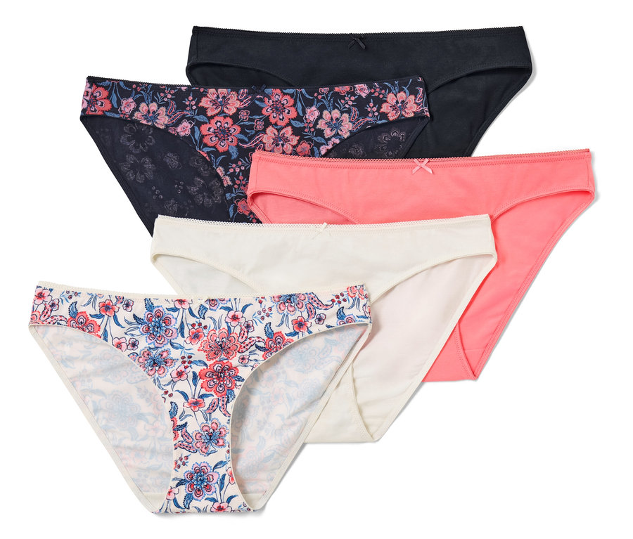 Pětice kalhotek různých barev a vzorů.