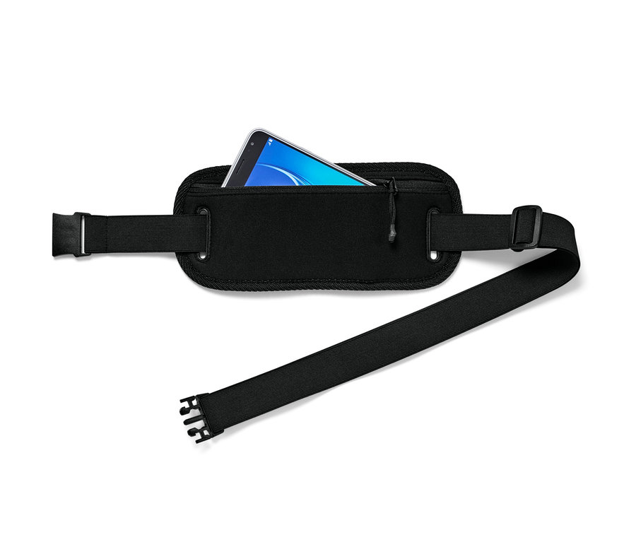Černý běžecký opasek na smartphone s telefonem uvnitř.