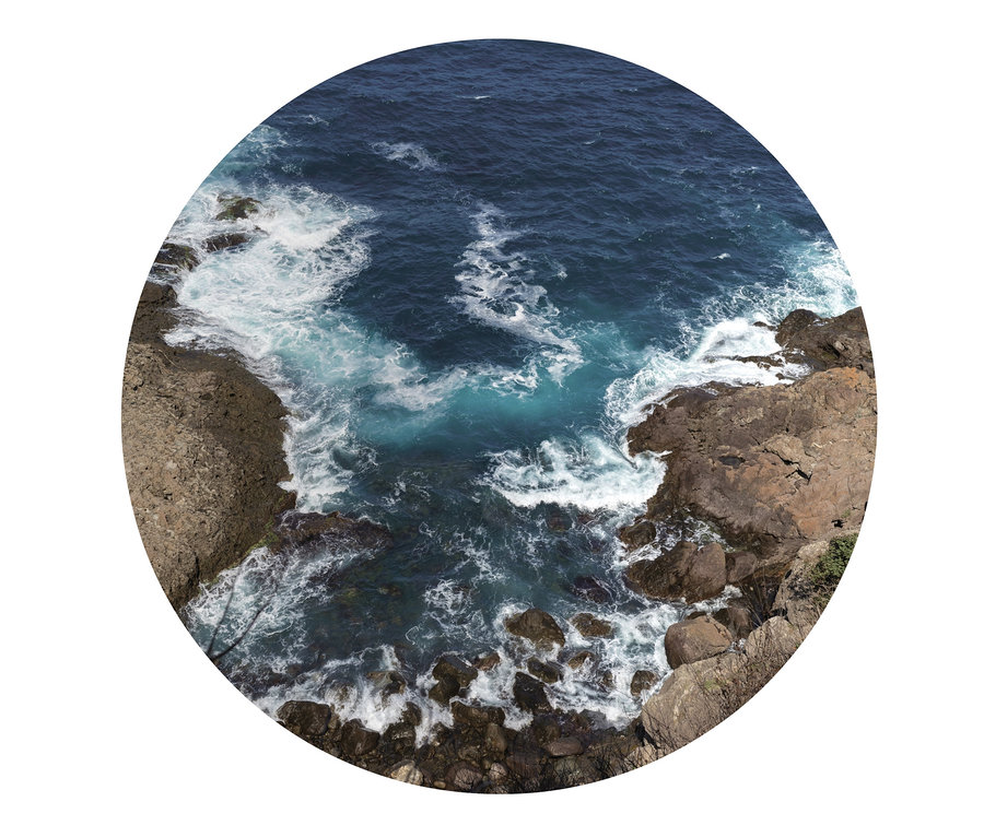 Pohled shora na rozbouřený oceán narážející na skalnaté pobřeží. Produkt: Puzzle »Oceán«.