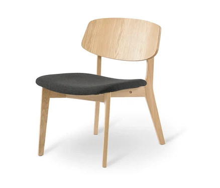 Lounge židle s šedým polstrovaným sedákem a opěradlem ze světlého dřeva.