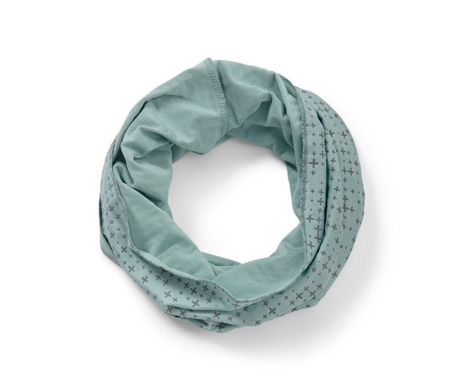 Modrý multifunkční šátek stočený do kruhu.