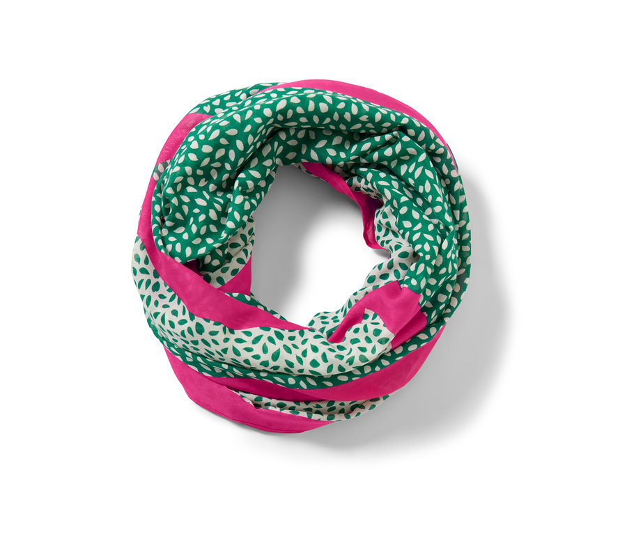 Kruhová šála s potiskem zelené a bílé barvy s růžovými pruhy.