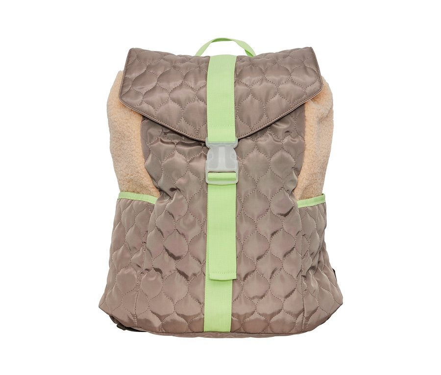 Béžový batoh v prošívaném vzhledu s limetkově zeleným popruhem.