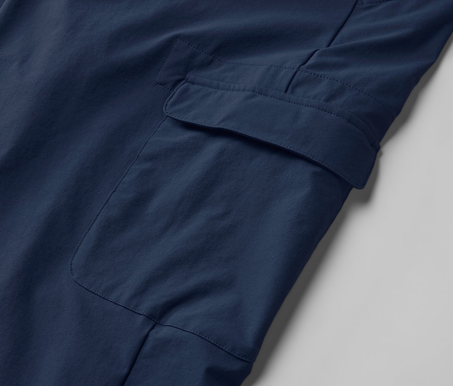 Detail softshellových kalhot joggpant s kapsou.