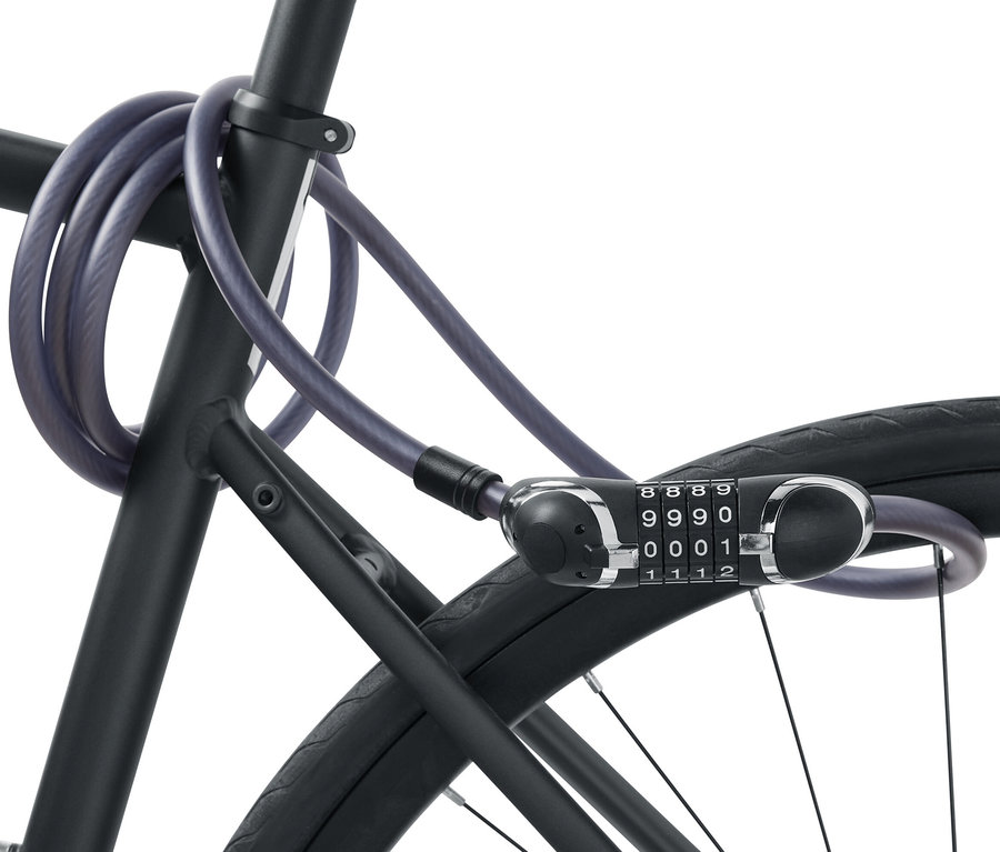 Černý rám kola je zajištěn extra dlouhým univerzálním ocelovým kabelovým zámkem.