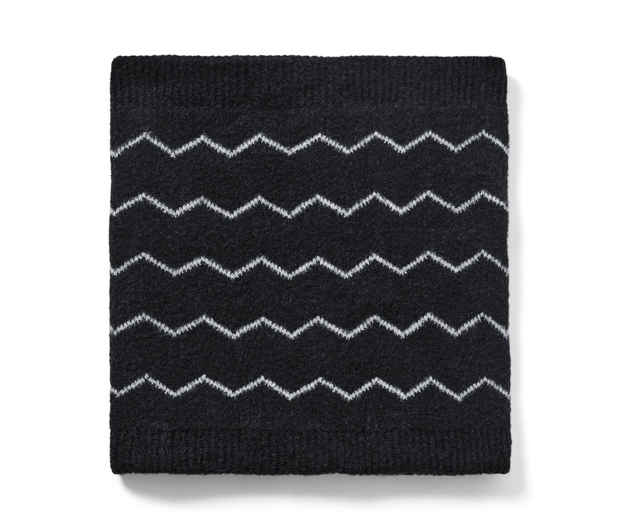 Černý pletený kruhový šál s bílým cikcakovým vzorem.