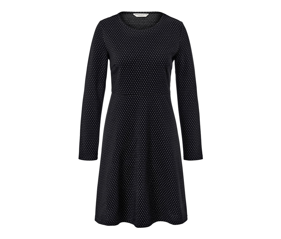 Černé žakárové šaty se třpytivým efektem.