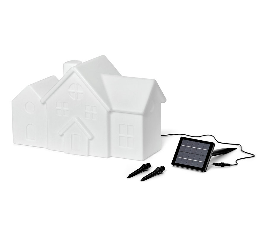 Bílé solární venkovní svítidlo ve tvaru domu, solární panel a dva kolíky na upevnění jsou zobrazeny na bílém pozadí.