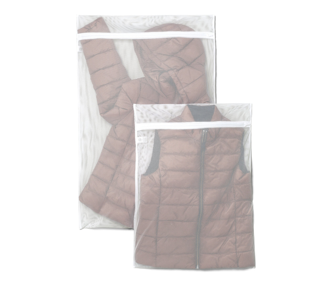 Dvě extra velké síťky na praní prádla s hnědou péřovou bundou a vestou.