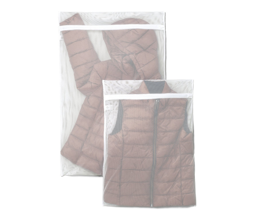 Dvě extra velké síťky na praní prádla s hnědou péřovou bundou a vestou.