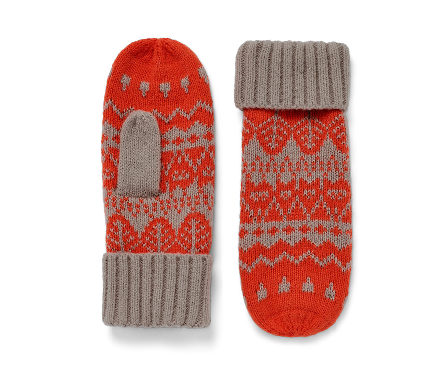 Dvě pletené palčáky s norským vzorem v oranžové a šedé barvě.