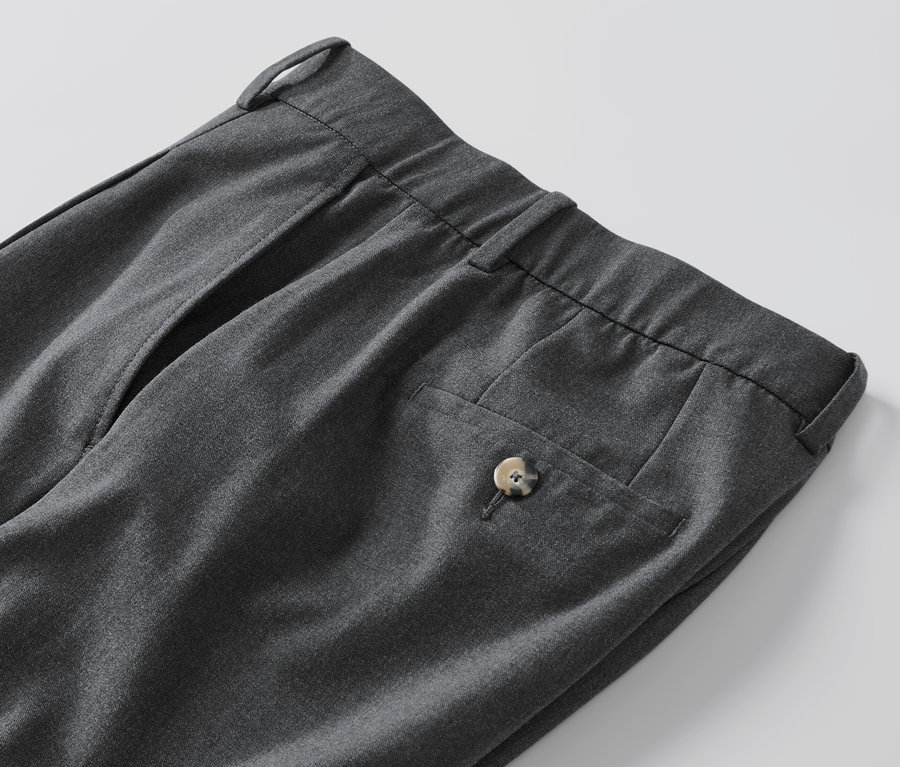 Detail šedých tkaných kalhot Pohodlné tkané kalhoty.