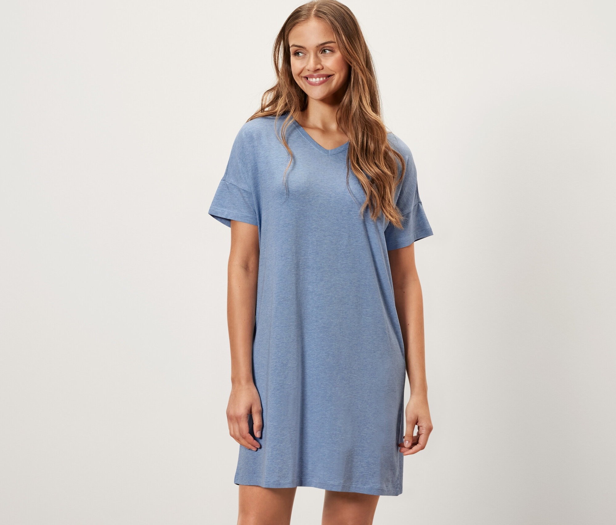 Žena má na sobě noční košili.