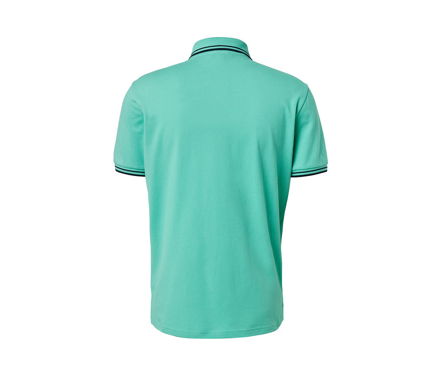 Zadní pohled na zelenou polokošili z piké.