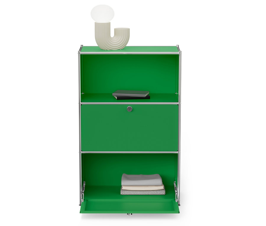 Zelená police s knihami nahoře a složeným oblečením dole.