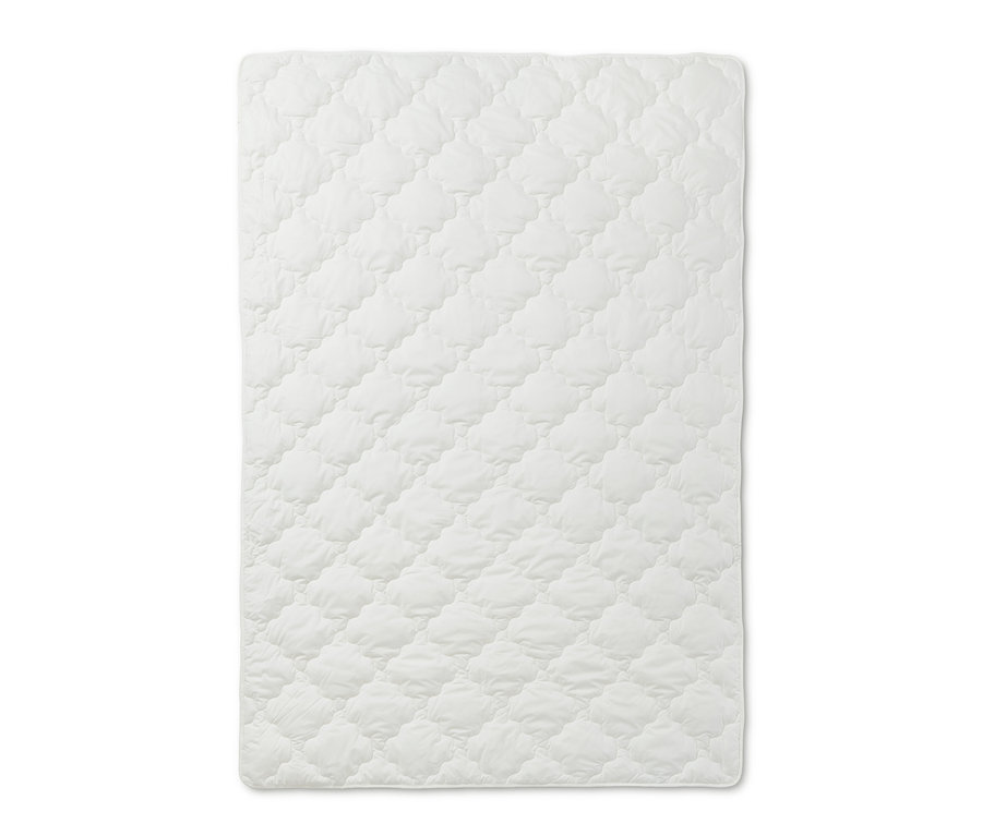 Detailní pohled na bílou letní prošívanou přikrývku irisette® greenline.