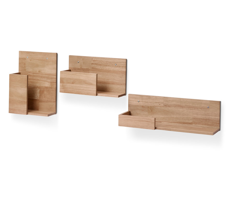 Tři dřevěné nástěnné police na bílém pozadí.