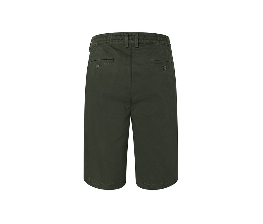 Pohled zezadu na khaki chino šortky.