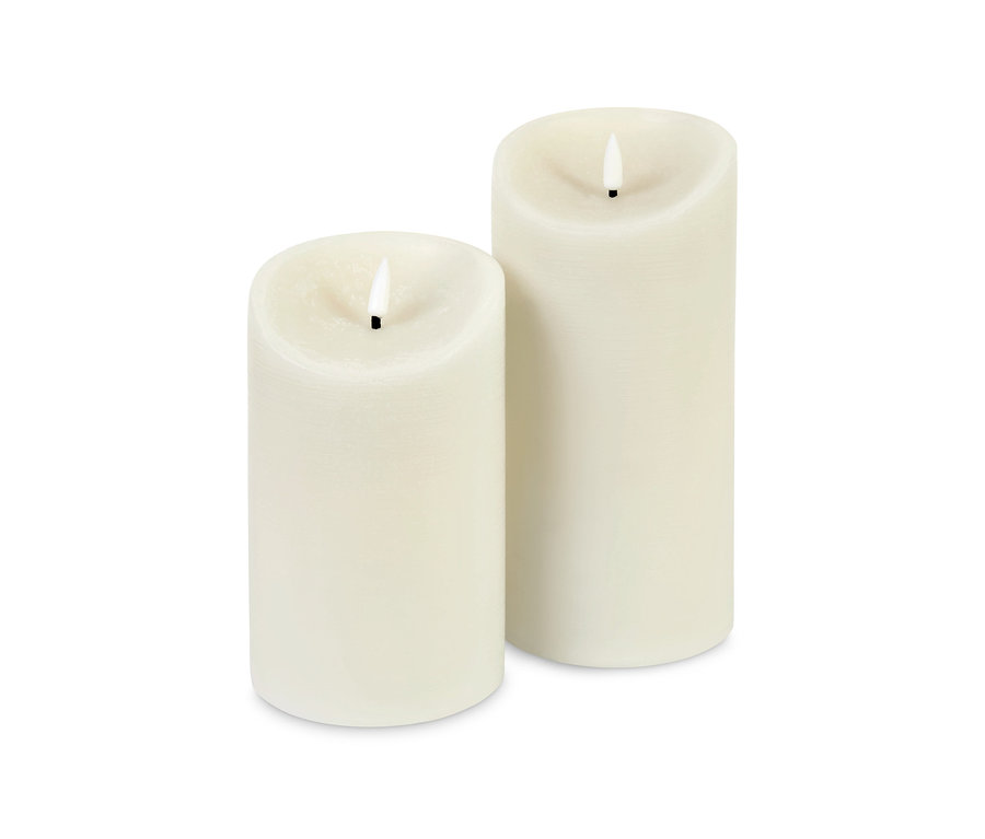 Dvě LED svíčky z pravého vosku stojí vedle sebe na bílém pozadí.