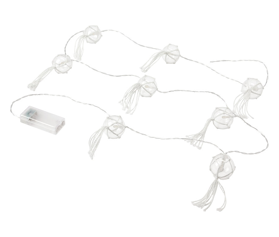 Světelný řetěz s LED a kuličkami na bílém pozadí.