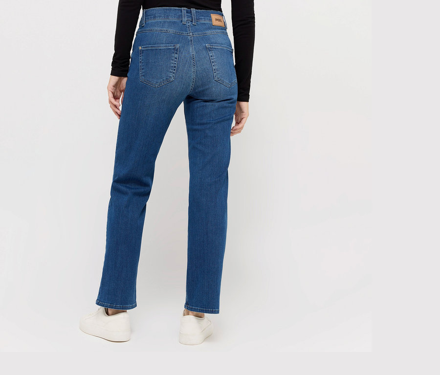 Žena zezadu nosí džíny Angels »Lara« straight fit, mid blue a bílé tenisky.