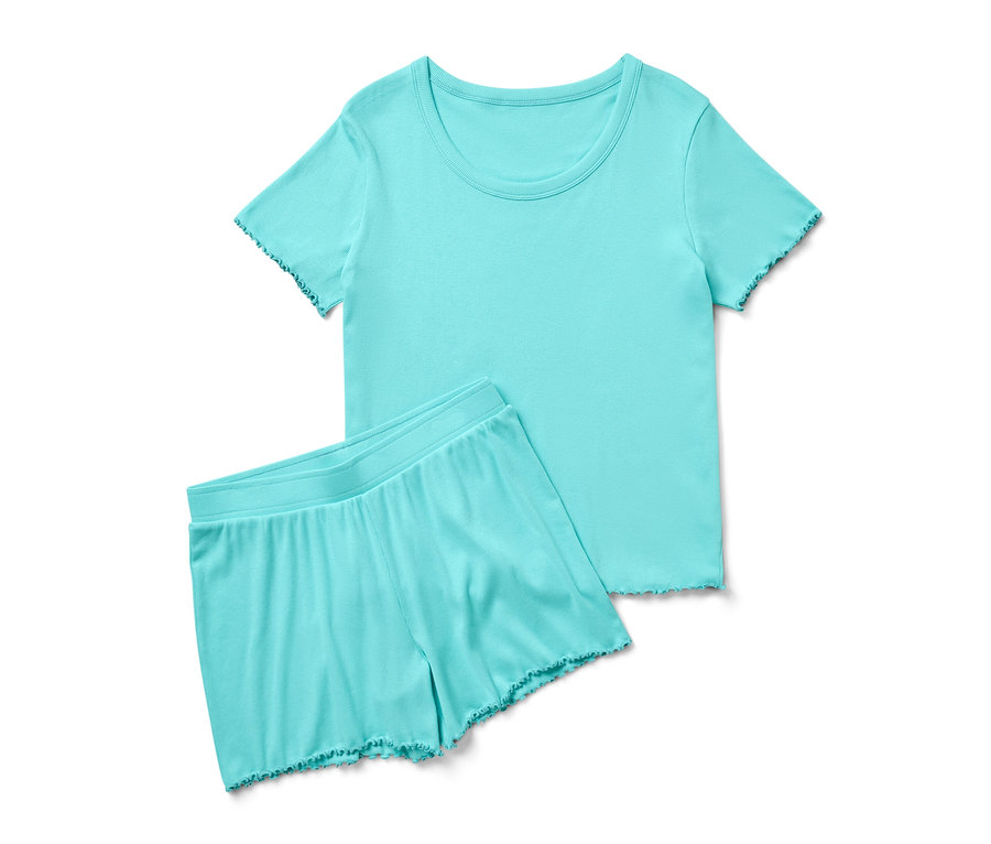 Tyrkysový krátký pyžamový set z žebrovaného materiálu leží na bílém pozadí.