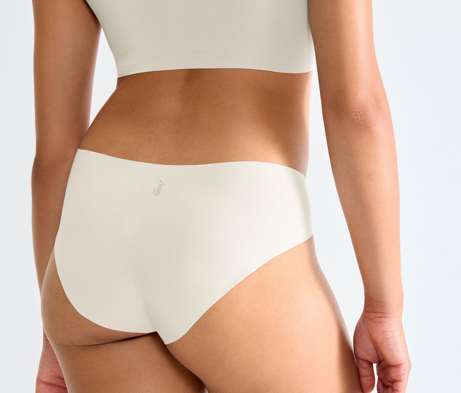 Zblízka zezadu žena nosí vysoce vykrojené kalhotky sloggi ZERO Feel 2.0 High leg, silk white.