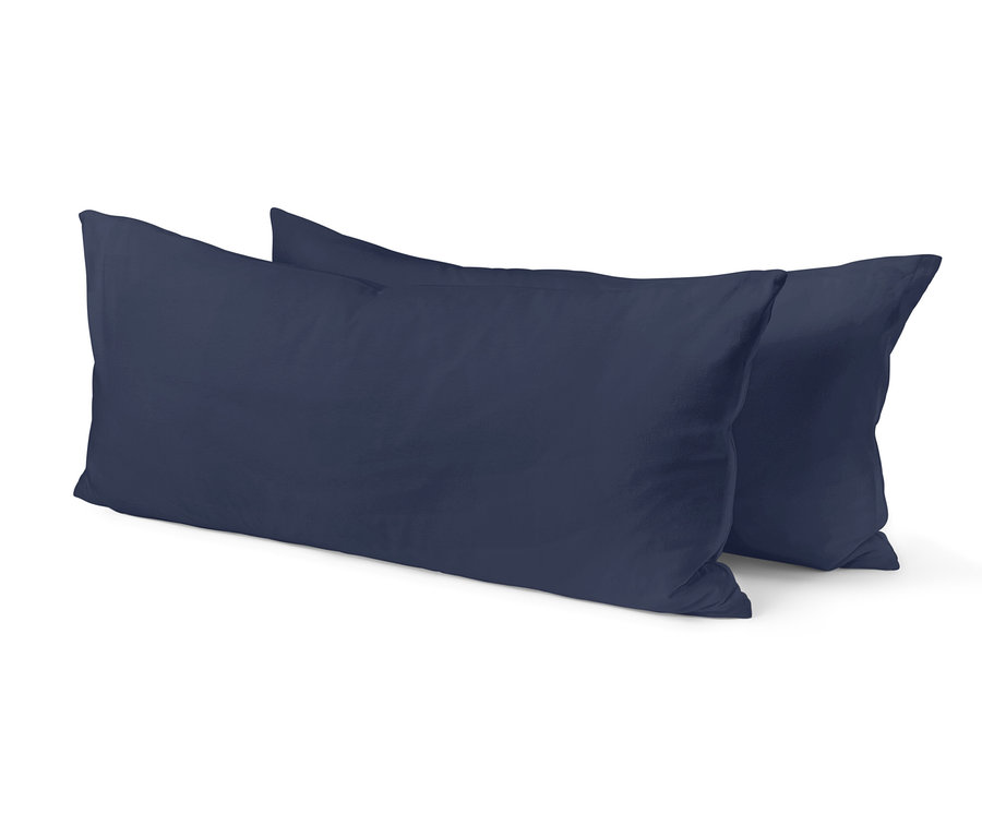 Dva tmavě modré polštáře na bílém pozadí.