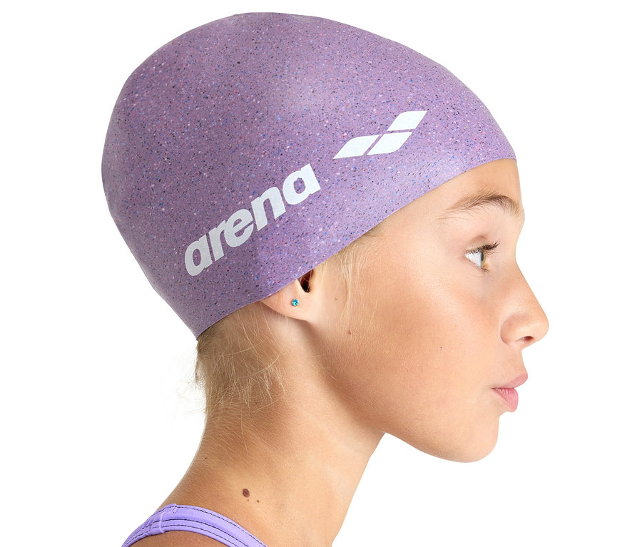 Profil dívky s růžovou dětskou plaveckou čepicí arena Junior Silicone.