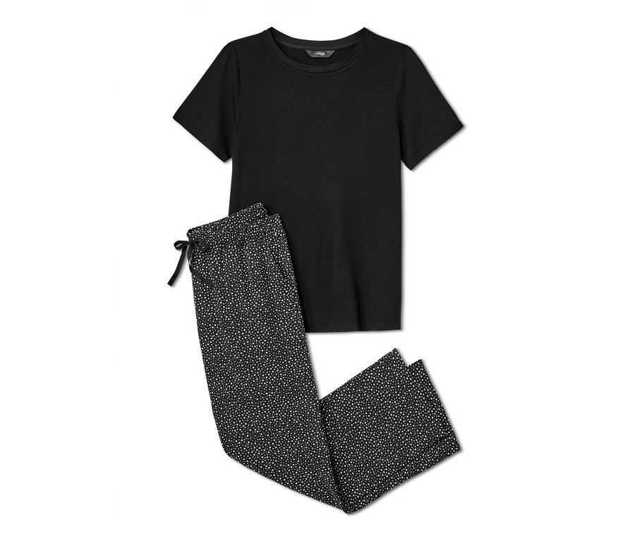 Černé pyžamo s krátkým rukávem a kalhotami s bílým puntíkovaným vzorem.