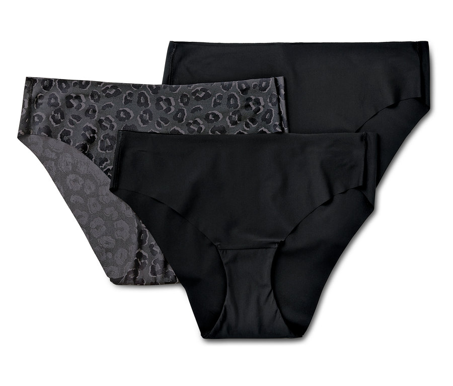 Tři páry dámských kalhotek. Dvoje černé a jedny se zvířecím potiskem.